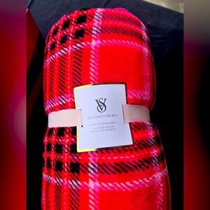 NEW Victoria's Secret Red and Black Plaid Plush Blanket and shopping bag